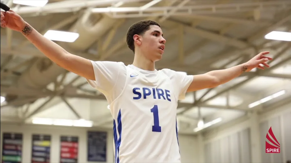 Spelers tijdens een basketbalkamp bij SPIRE